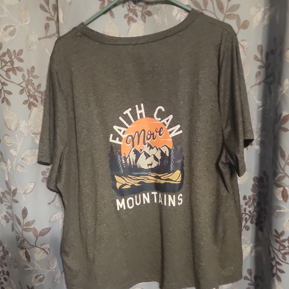 SHEIN Charcoal Graphic Tee - Picture 3 of 4